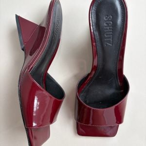 sandalia schutz abbie sculpt verniz bordo 35 152089978?action_source=77221&ref=home_home&rsp=1&rspix=1