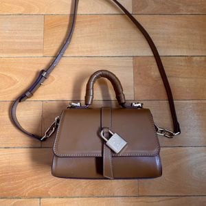 bolsa mini tiracolo schutz robin couro marrom 148684698?action_source=67222&ref=home_home&rsp=1&rspix=1