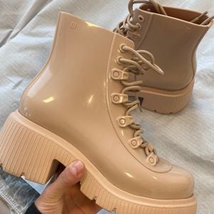 bota melissa coturno bege 35 149996914?action_source=76405&ref=home_home&rsp=1&rspix=1