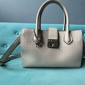 bolsa guess cinza monograma texturizada 113043388?action_source=70655&ref=home_home&rsp=1&rspix=1