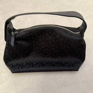 bolsa tiracolo dkny preta 149812740?action_source=64648&ref=home_home&rsp=1&rspix=1