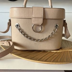 bolsa tiracolo couro karinne pequena latte 138974107?action_source=72470&ref=home_home&rsp=1&rspix=1