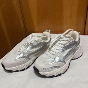tenis zara esportivo branco e prata 33 152145881?action_source=67222&ref=home_home&rsp=1&rspix=1