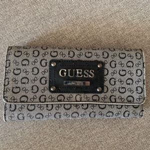 carteira guess cinza e preta 102847446?action_source=77090&ref=home_home&rsp=1&rspix=1