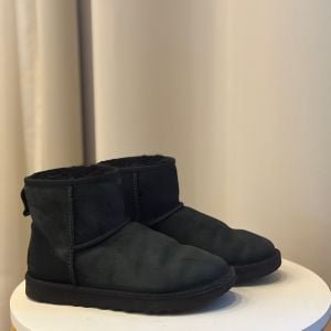 bota ugg preta 34 147724373?action_source=74123&ref=home_home&rsp=1&rspix=1