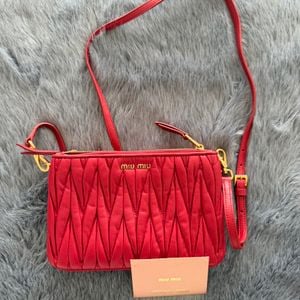 bolsa miumiu pequena vermelha 144433254?action_source=72767&ref=home_home&rsp=1&rspix=1