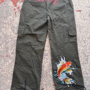 calca ed hardy cargo bordada feminina 143589128?action_source=72701&ref=home_home&rsp=1&rspix=1