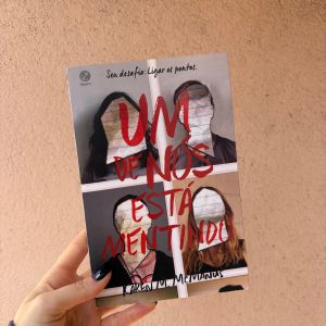 livro um de nos esta mentindo caren m mcmanus 129296131?action_source=63098&ref=home_home&rsp=1&rspix=1