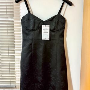 vestido preto floral jacquard zara 148950965?action_source=75772&ref=home_home&rsp=1&rspix=1