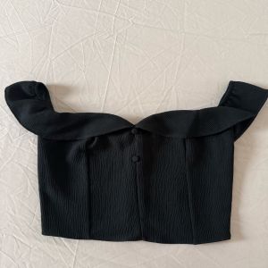 cropped bershka preto p 138919113?action_source=69599&ref=home_home&rsp=1&rspix=1