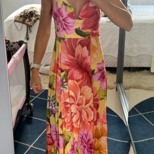 vestido midi farm p floral 132941235?action_source=66827&ref=home_home&rsp=1&rspix=1