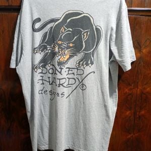 camiseta ed hardy pantera cinza gg 143158942?action_source=72701&ref=home_home&rsp=1&rspix=1