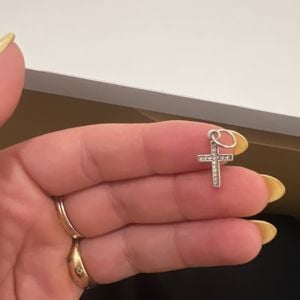 pingente berloque crucifixo prata 146761890?action_source=67326&ref=home_home&rsp=1&rspix=1