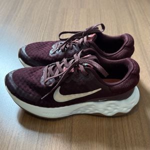 tenis nike renew run 4 burgundy bordo vinho 141761754?action_source=31946&ref=home_home&rsp=1&rspix=1