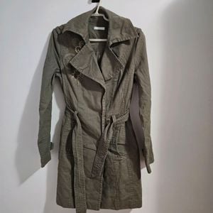 casaco feminino bordado verde militar 142879701?action_source=31319&ref=home_home&rsp=1&rspix=1