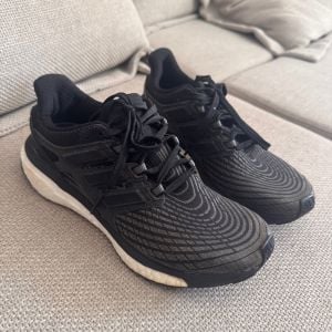 tenis adidas energy boost preto 35 147732428?action_source=75018&ref=home_home&rsp=1&rspix=1