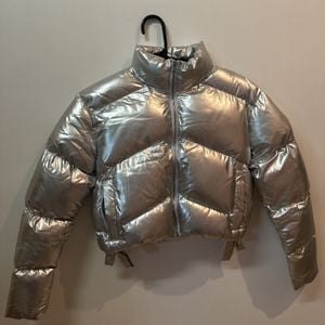jaqueta puffer prata 141633992?action_source=31319&ref=home_home&rsp=1&rspix=1