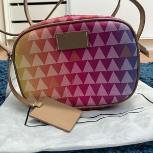 bolsa triangle schutz 126437888?action_source=65407&ref=home_home&rsp=1&rspix=1