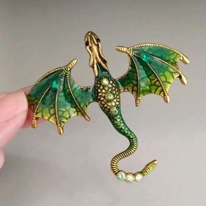 broche de dragao verde novo 148402638?action_source=67222&ref=home_home&rsp=1&rspix=1