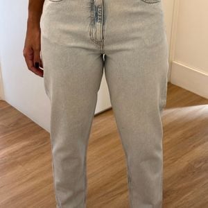 calca jeans zara mom reta lavagem clara 141671919?action_source=71711&ref=home_home&rsp=1&rspix=1