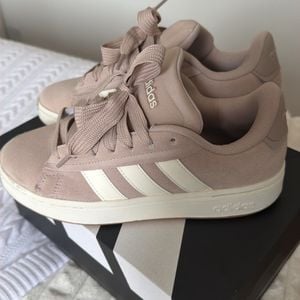 tenis adidas grand court alpha 00s bege 36 142494033?action_source=31946&ref=home_home&rsp=1&rspix=1