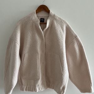 casaco zara bege g 141486695?action_source=72767&ref=home_home&rsp=1&rspix=1