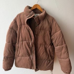 jaqueta puffer marrom em veludo cotele pull bear 143200158?action_source=75013&ref=home_home&rsp=1&rspix=1