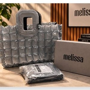 bolsa melissa bubble bag preta e branca 151249440?action_source=76405&ref=home_home&rsp=1&rspix=1
