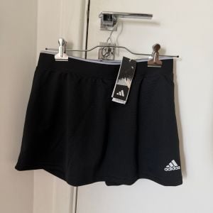 short saia adidas aeroready preto m 149745834?action_source=75018&ref=home_home&rsp=1&rspix=1
