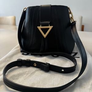 bolsa sacola tiracolo schutz couro preta 143980878?action_source=76495&ref=home_home&rsp=1&rspix=1