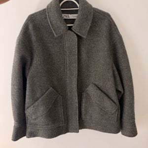 jaqueta zara la cinza mescla tamanho m 141732987?action_source=70522&ref=home_home&rsp=1&rspix=1