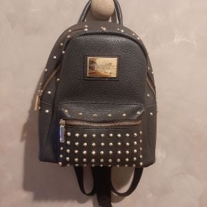 mini mochila preta com tachas douradas 134584667?action_source=67388&ref=home_home&rsp=1&rspix=1