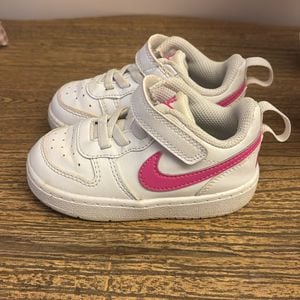 tenis nike infantil branco pink 21 150112246?action_source=72470&ref=home_home&rsp=1&rspix=1