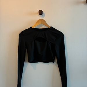top de academia preto com recorte no busto 146457257?action_source=75018&ref=home_home&rsp=1&rspix=1