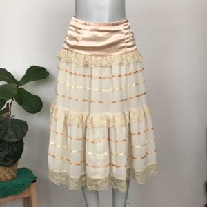 saia midi rodada vintage de renda e fitas cor creme 132407286?action_source=72470&ref=home_home&rsp=1&rspix=1
