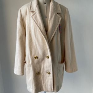 casaco em la uruguaia oversized off white inverno pesado 136405734?action_source=64649&ref=home_home&rsp=1&rspix=1