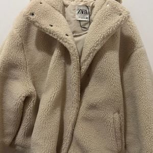 casaco zara pelo off white com capuz 147618401?action_source=31319&ref=home_home&rsp=1&rspix=1