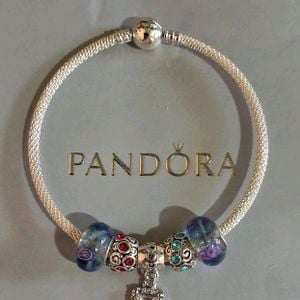 bracelete rigido com berloques 143407304?action_source=67326&ref=home_home&rsp=1&rspix=1