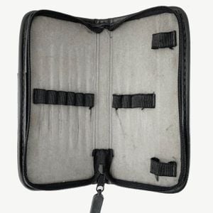 estojo escolar arplas para 1 ziperes cor preto preto usado 133405157?action_source=67388&ref=home_home&rsp=1&rspix=1