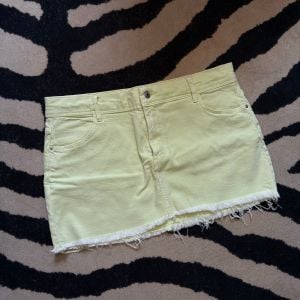 mini saia amarelo manteiga 132927418?action_source=69599&ref=home_home&rsp=1&rspix=1