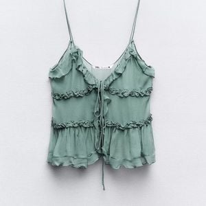 top zara com babados verde 146853617?action_source=77124&ref=home_home&rsp=1&rspix=1