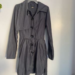 trench coat matuta cinza 140552050?action_source=71711&ref=home_home&rsp=1&rspix=1