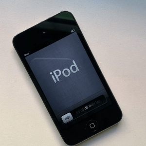 ipod touch 4 gen 97649449?action_source=72998&ref=home_home&rsp=1&rspix=1