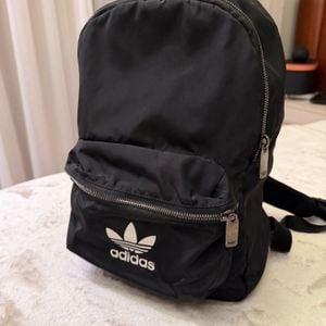 mochila adidas preta classica 145234062?action_source=72470&ref=home_home&rsp=1&rspix=1