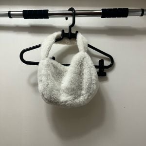 bolsa de ombro pelinho branca 138260179?action_source=69599&ref=home_home&rsp=1&rspix=1