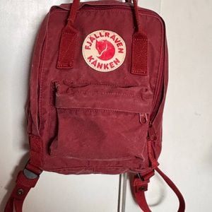 mochila vermelha fjallraven pequena 135258406?action_source=67388&ref=home_home&rsp=1&rspix=1
