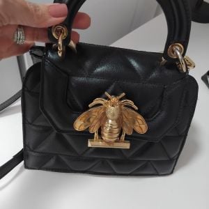 bolsa believe pequena couro matelasse schutz 150447151?action_source=72470&ref=home_home&rsp=1&rspix=1