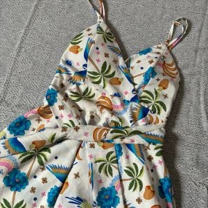 vestido curto estampado inspiracao farm 148166019?action_source=74549&ref=home_home&rsp=1&rspix=1