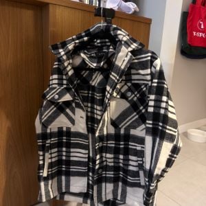 trend coat zara xadrez p 150579594?action_source=72470&ref=home_home&rsp=1&rspix=1