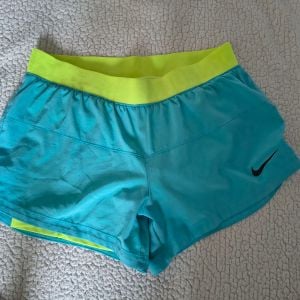 short nike dri fit feminino p 148491227?action_source=75018&ref=home_home&rsp=1&rspix=1